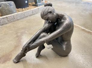 Dame siddende stor polyplast