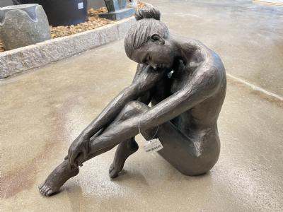 salg af Dame siddende stor polyplast