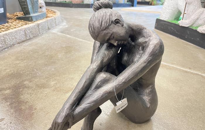 salg af Dame siddende stor polyplast