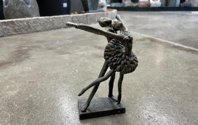 salg af Dansende par sort metal