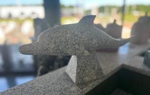 Lille delfin på sokkel