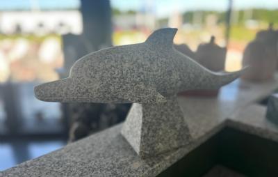 salg af Lille delfin på sokkel