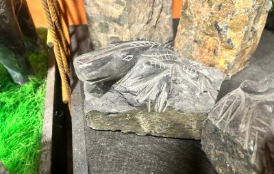 salg af Dyr i basalt blok