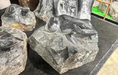 salg af Dyr i basalt blok