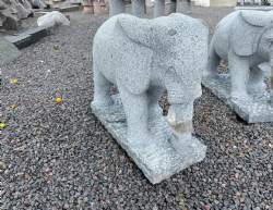 elefant på sokkel grå