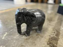 Elefant i sort natursten