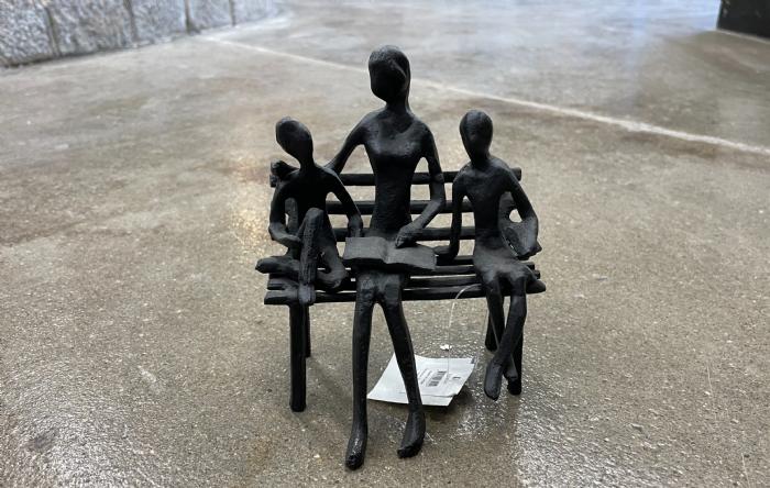 salg af Familie på bænk sort metal