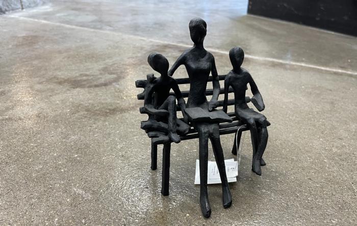 salg af Familie på bænk sort metal