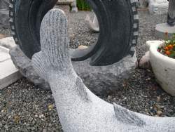 fiskeskulptur i granit