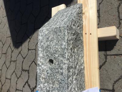 salg af Flagstangssokkel - Grå indisk granit