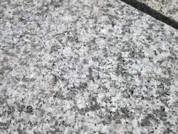 salg af Granitflise - Lys grå med rustik, skridsikker overflade