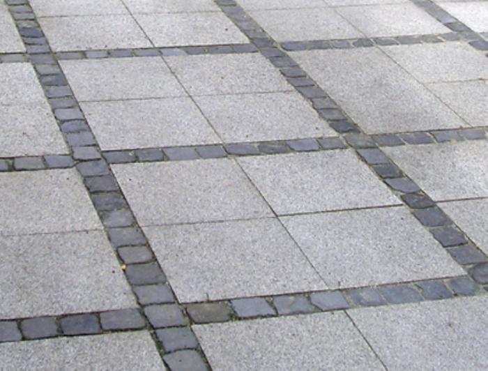 Køb Granitflise - Lys grå med rustik, skridsikker overflade pr. m2, 40x40x5 cm - Fliser i granit til udendørs belægning på terrasse eller i indkørsel
