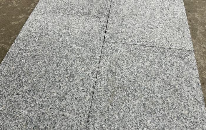 salg af Fliser grå granit TILBUD