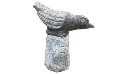 salg af Fugl på gren rødlig granit
