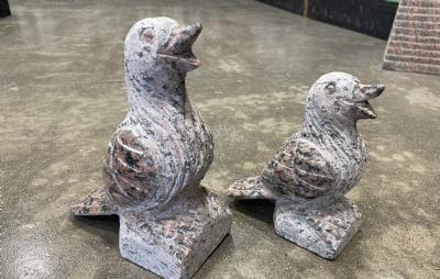 salg af Fugl syngende i rød granit