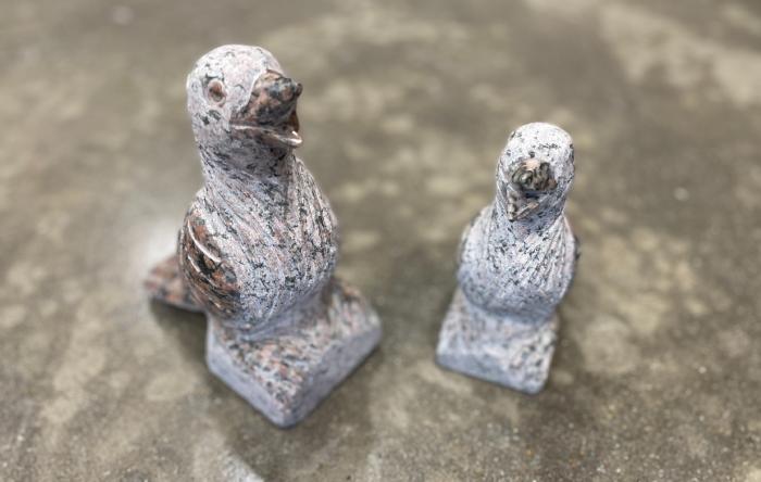 salg af Fugl syngende i rød granit