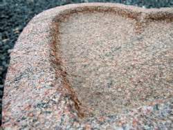 Hjerteformet granitfuglebad