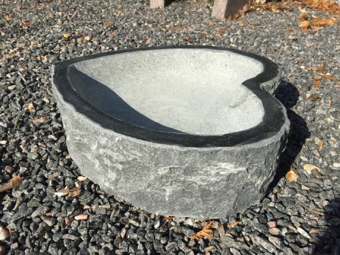 Alternativt forslag trone Nat sted Køb Fuglebad hjerteformet sort granit Poleret kant - Diameter 30 cm - Flere  forskellige granitfuglebade og fuglefoderhuse i granit