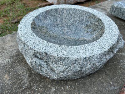 Fuglebad i indisk grå granit med polering