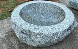 grå indisk granit fuglebad