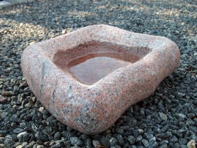 salg af Fuglebad Kira naturform rød granit