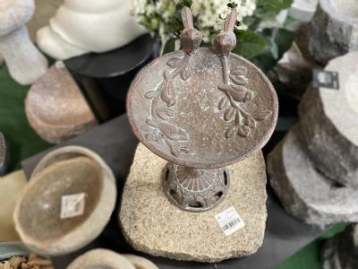 salg af Fuglebad metal på granitsokkel