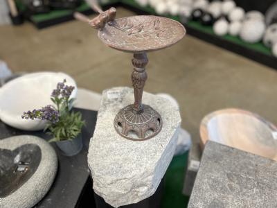 salg af Fuglebad metal på granitsokkel