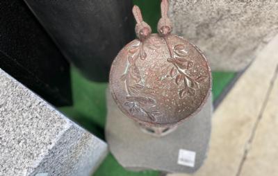salg af Fuglebad metal på granitsokkel