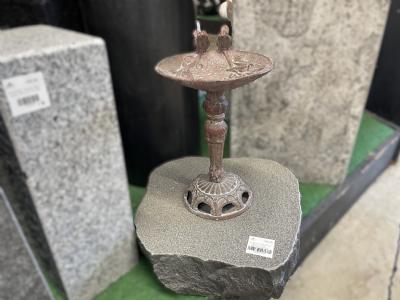 salg af Fuglebad metal på granitsokkel