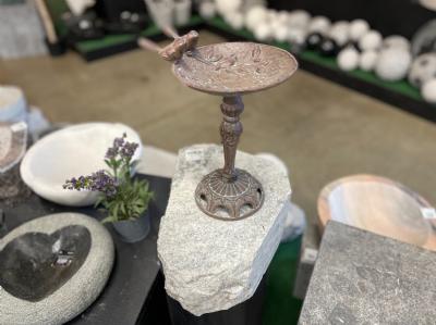 salg af Fuglebad metal på granitsokkel