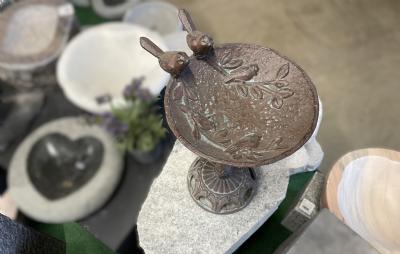 salg af Fuglebad metal på granitsokkel