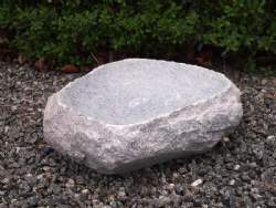 Fuglebad i gråsort granit
