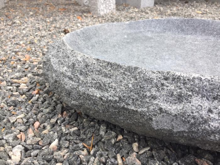 salg af Granitfuglebad, naturform, gråsort granit