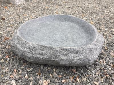 salg af Granitfuglebad, naturform, gråsort granit
