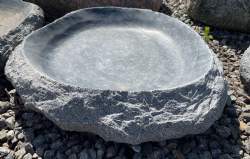 Fuglebad i sortgrå granit naturformet