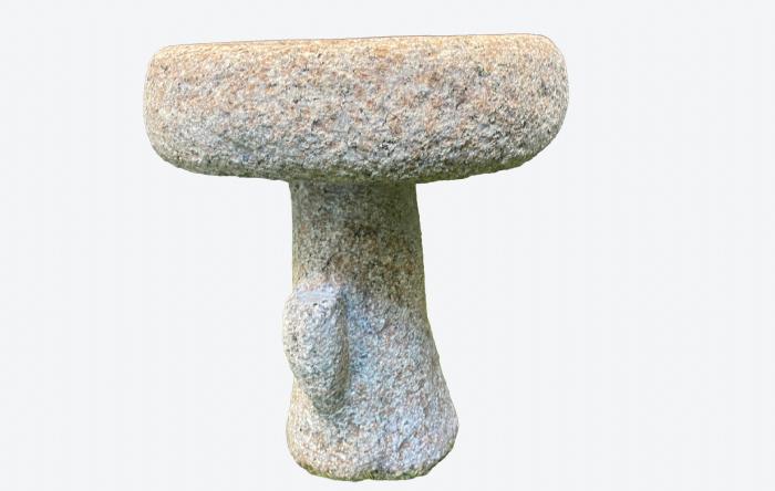 salg af Granit fuglebad på træstamme