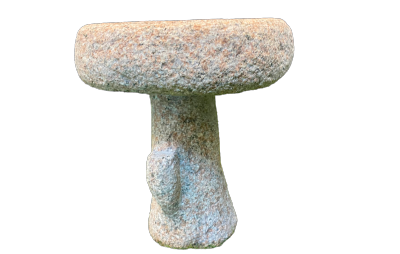 salg af Granit fuglebad på træstamme
