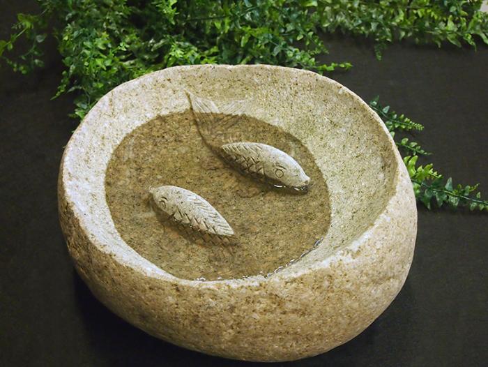 Køb Fuglebad produceret i natursten med fisk 30-35 cm - Flere forskellige granitfuglebade i granit