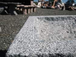 Granitfuglebad i gråsort granit 4-kantet