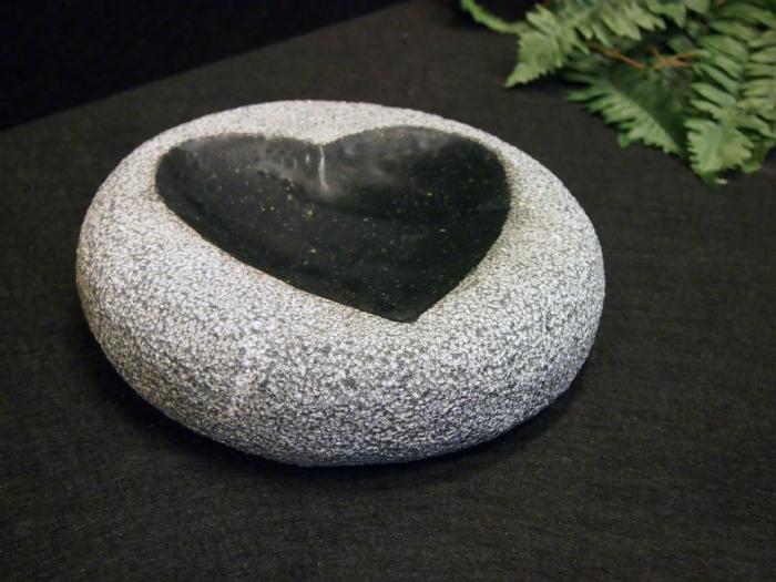 Køb Fuglebad, sort granit Med poleret hjerte dia 25 - forskellige granitfuglebade og fuglefoderhuse i granit