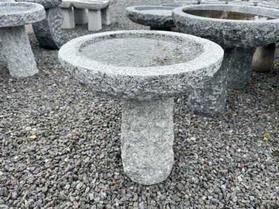 Fuglebad lys grå rund på sokkel