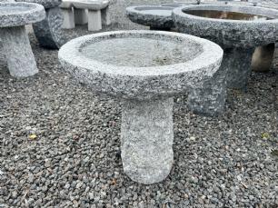 Fuglebad lys grå rund på sokkel