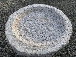 Fuglebad granit sten på sokkel
