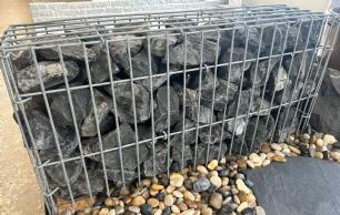 Gabion med sort granit fyld