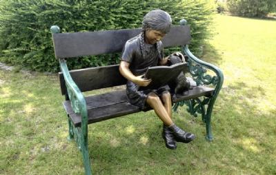 salg af Pige med hund på bænk