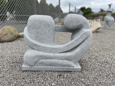 salg af Grå granit skulptur Omfavn