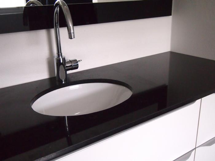 overtale Lave om Typisk Køb Sort, poleret granitbordplade 250 x 63,5 x 3 cm = 1,58 m2 - Bordplader  i granit til køkken, badeværelse eller grovkøkken også efter individuelle  mål til skarpe priser