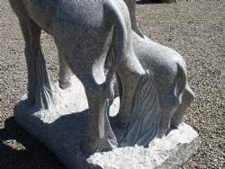 Skulptur af giraf med kalv i granit