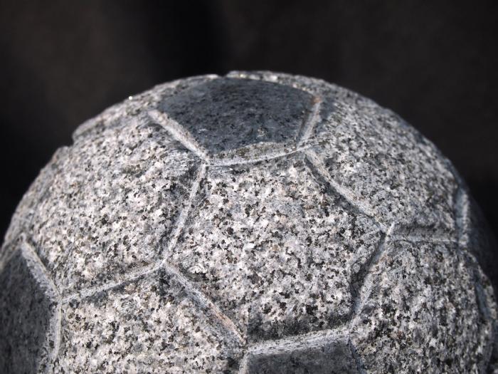salg af Fodbold i gråsort granit