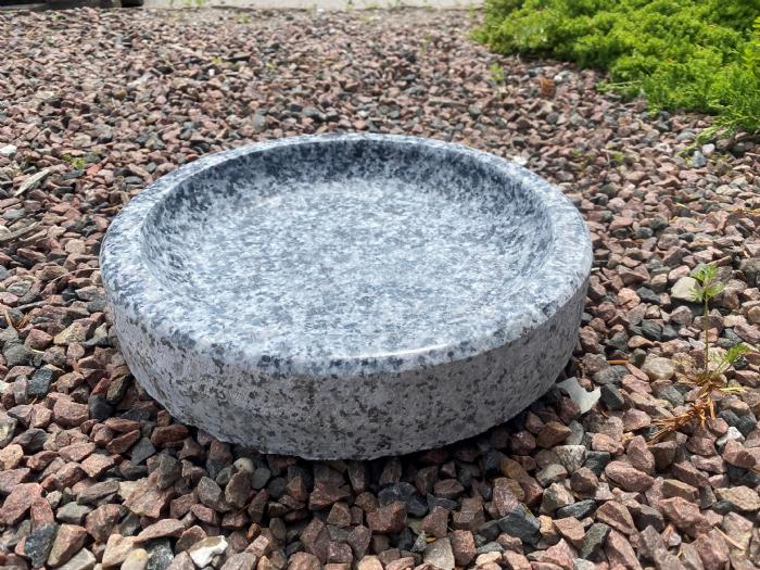 Køb Gråsort granit fuglebad Laura 28 cm - Flere forskellige granitfuglebade og fuglefoderhuse i